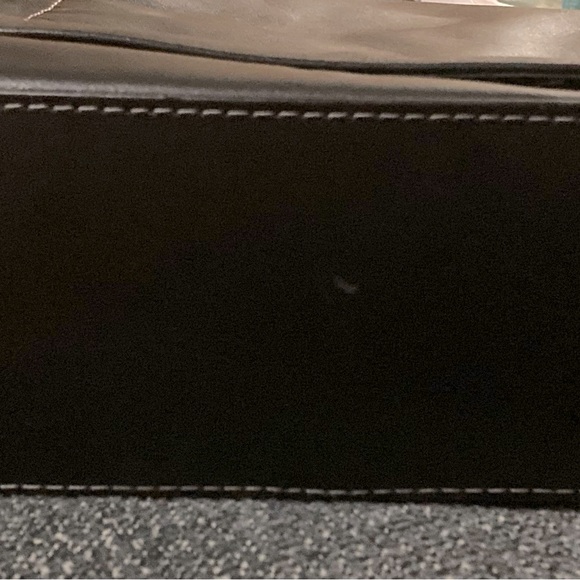 Kenneth Cole Reaction Messenger Bag - Picture 4 of 5